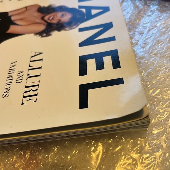 Vintage Chanel Magazine Number 1
167 pages of sophisticated fashion coverage - Picture 5 of 12